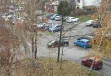 Nietypowa sytuacja na ul. Sportowej. Peugeot na środku skrzyżowania. Kto je zabierze?