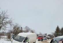 Wypadek pod Rzeszowem. Kierowca peugeota wjechał do rowu, ranny 22-latek