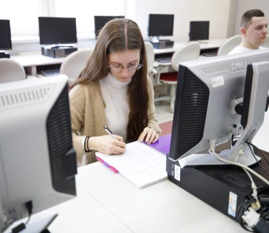 Dlaczego warto być magistrem? Zalety studiów II stopnia