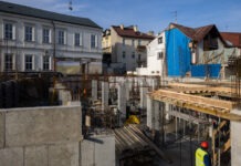Rośnie nowa hala przy I LO w Rzeszowie. Robotnicy pracują na pierwszej z dwóch kondygnacji