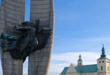 Mocowania rzeźb zżera rdza. Czy odpadną fragmenty pomnika Czynu Rewolucyjnego?