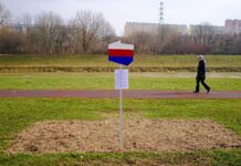 Nie ma “ławeczki patriotycznej”, jest tabliczka “ku pamięci ławeczki patriotycznej”