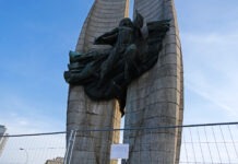Marszałek nie przejmie pomnika Czynu Rewolucyjnego. “Ale powinien być zdemontowany”