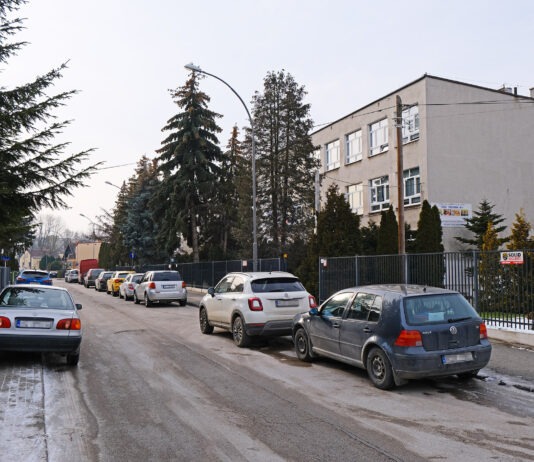 Rozbudowa szkoły na Miodowej. Miasto odrzuca większość propozycji mieszkańców