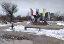 Park Papieski. Rozjeżdżone alejki, kałuża błota. “Wygodnictwo służb”
