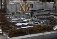 Rozbudowa szkoły na Staromieściu. Fundamenty już widać. Miasto: dobre tempo