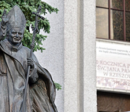 Karol Wojtyła oskarżany o tuszowanie pedofilii. Diecezja rzeszowska organizuje marsz