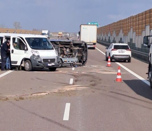 Wypadek na S19 z udziałem lawety. Opel spadł na jezdnię, koniec utrudnień