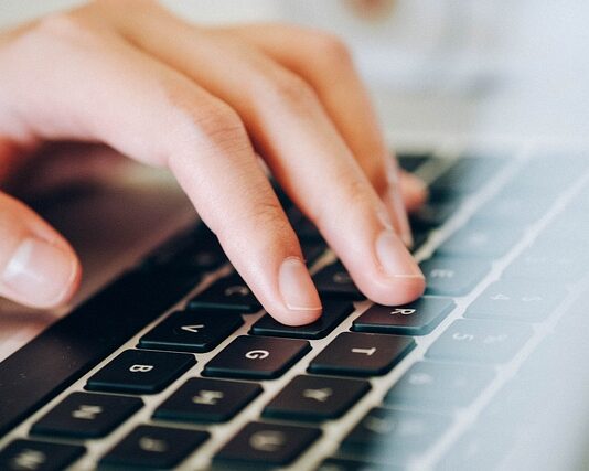 Oszustwo w internecie. Za 420 złotych kupił baterię, dostał… kamień