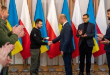 Wołodymir Zełenski wręczył Konradowi Fijołkowi tytuł “Miasto-ratownika”