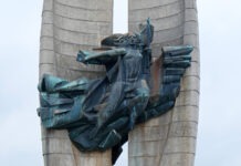 Jak Bernardyni reagują na maile w obronie pomnika Czynu Rewolucyjnego?