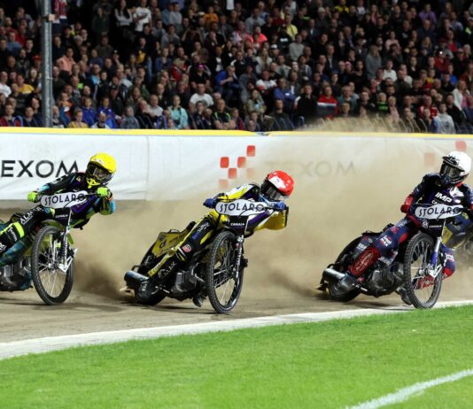 żużlowcy w trakcie meczu