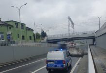 Po piątkowych burzach: ok. 300 interwencji straży, zalany wiadukt, wypadek pociągu