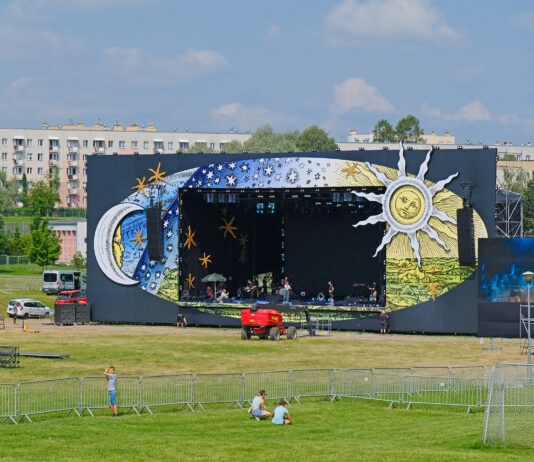 ESK 2023. Gigantyczna scena Koncertu Głównego jest już w Parku Sybiraków