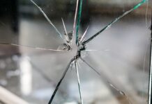 Policjanci zatrzymali wandala. W nocy wybił szyby w samochodzie