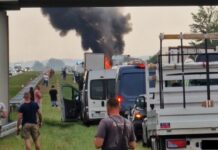 Dwa wypadki i kolizja na A4! Spłonęła laweta z dwoma autami, 2 osoby ranne