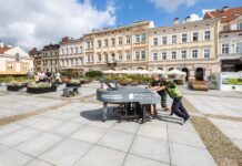 Ponad 300-kilogramowy fortepian wrócił na Rynek. Ile kosztowała naprawa?