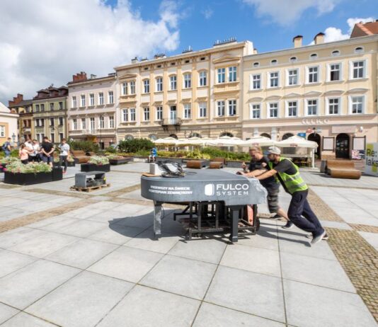 Ponad 300-kilogramowy fortepian wrócił na Rynek. Ile kosztowała naprawa?