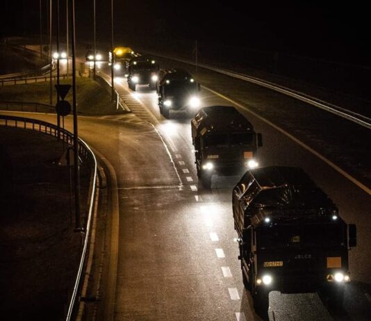 Kolumna pojazdów wojskowych na autostradzie A4. Uwaga, będą utrudnienia