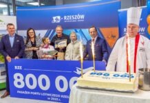 800 000 pasażerów na lotnisku w Jasionce. Szczęśliwcem pan Jacek