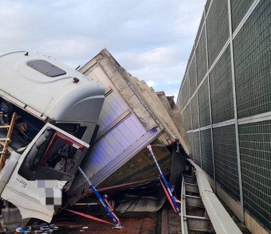 Wypadek ciężarówki na autostradzie A4. Koniec utrudnień w ruchu