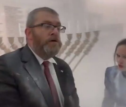 Prokuratura wszczęła śledztwo ws. zgaszonych świec chanukowych przez Brauna
