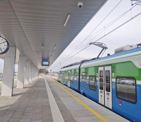 Pasażerowie nadal krytykują rozkład jazdy pociągów linii lotniskowej