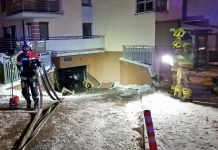 Pożar BMW i audi w garażu podziemnym w Rzeszowie. Ewakuacja mieszkańców bloku