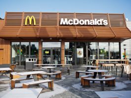 Rozbite auta przy McDonald’s. Poranny wypadek postawił służby na nogi
