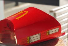 Noworoczna “niespodzianka” w McDonald’s. Restauracja zamknęła drzwi, klienci mokną