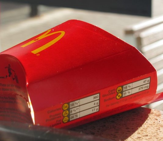 Noworoczna “niespodzianka” w McDonald’s. Restauracja zamknęła drzwi, klienci mokną
