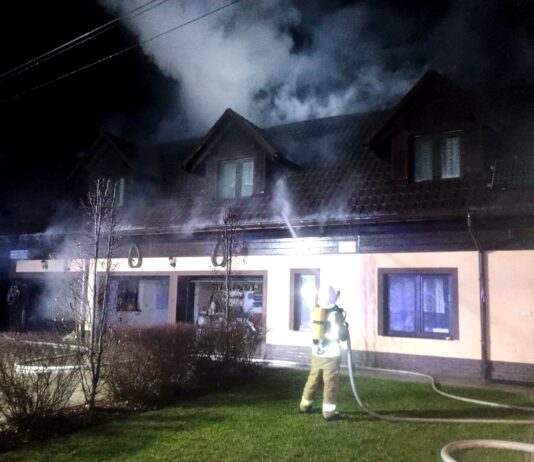 Nocny pożar pensjonatu “Zacisze”. Ewakuacja 11 osób, straty na 700 tys. zł