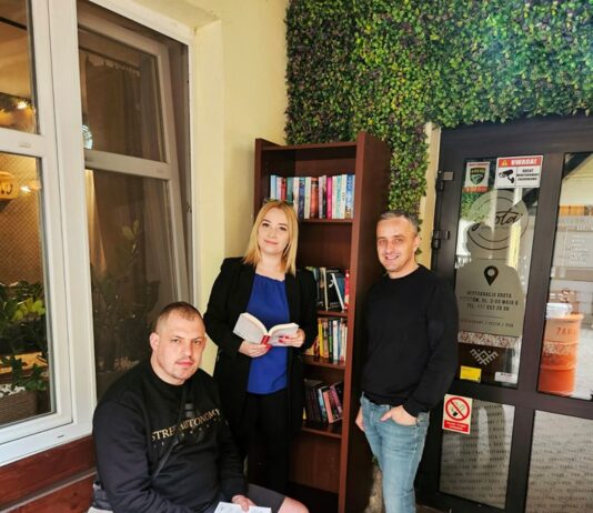 “Odłóż smartfona – weź książkę”. Przy deptaku stanął regał z książkami