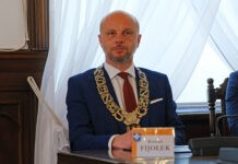 Minimalna przewaga w Ratuszu. Radni po kłótni przyznali podwyżkę Konradowi Fijołkowi