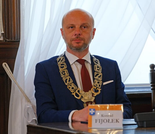 Minimalna przewaga w Ratuszu. Radni po kłótni przyznali podwyżkę Konradowi Fijołkowi