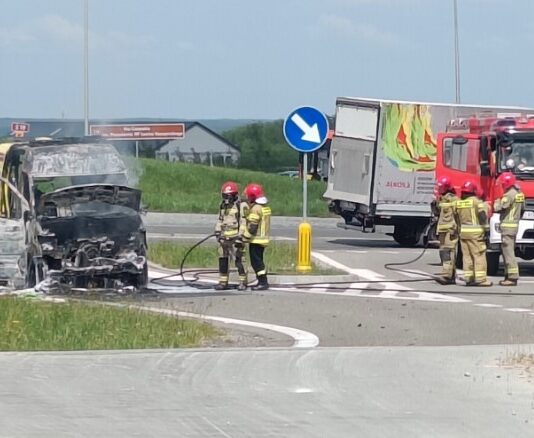 Pożar karetki pogotowia ratunkowego w Rzeszowie. Strażacy w akcji