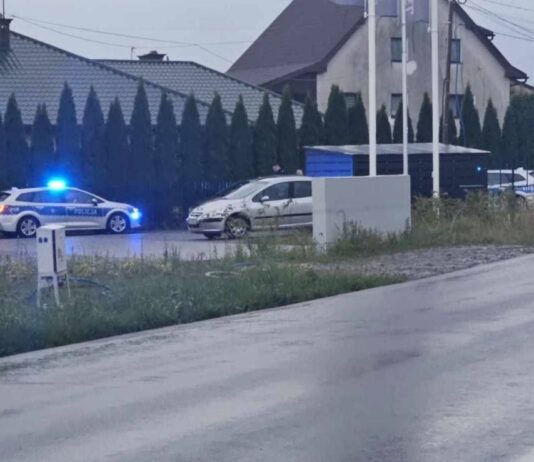 24-letni kierowca mitsubishi aresztowany za posiadanie narkotyków. Uciekał przez pole