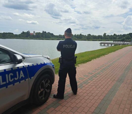 Nietrzeźwy ojciec opiekował się dzieckiem nad wodą