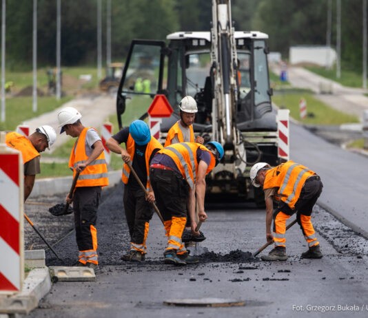 Budowa 400-metrowej drogi dojazdowej do przyszłego aquaparku na finiszu