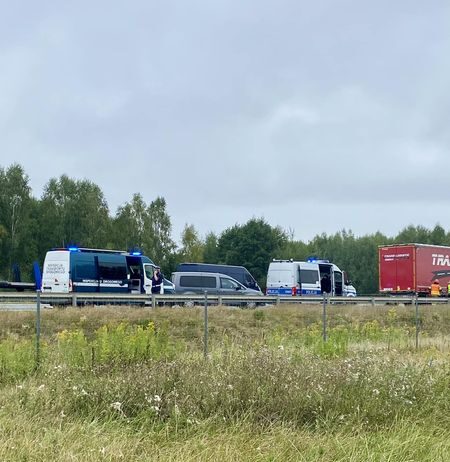 Osobówka zderzyła się z ciężarówką. Jedna osoba nie żyje