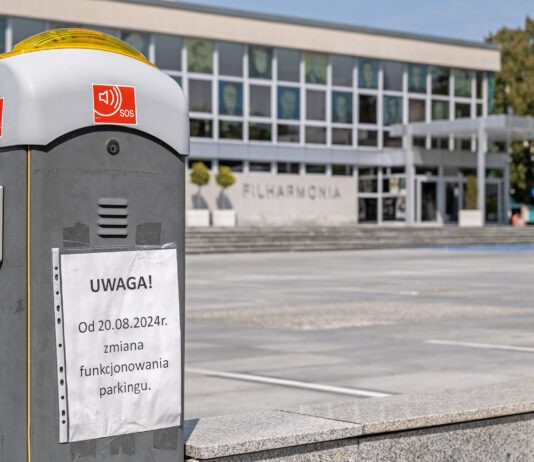 Koniec z parkowaniem przy Filharmonii Podkarpackiej. Mieszkańcy oburzeni