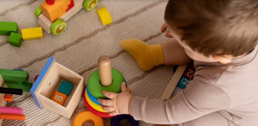 dziecko z zabawkami