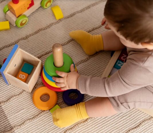 Wraca temat Rzeszowskiego Bonu Żłobkowego. Radni zadecydują pod koniec lutego dziecko z zabawkami