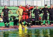 Co robią strażacy na basenie?