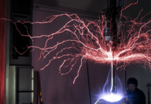 Elektryzujące pokazy i symulatory lotów – VIII Nocne Spotkania z Nauką
