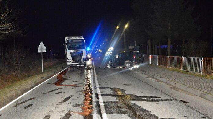 dacia-zderzenie-ciezarowka-krosno dacia-zderzenie-ciezarowka-krosno