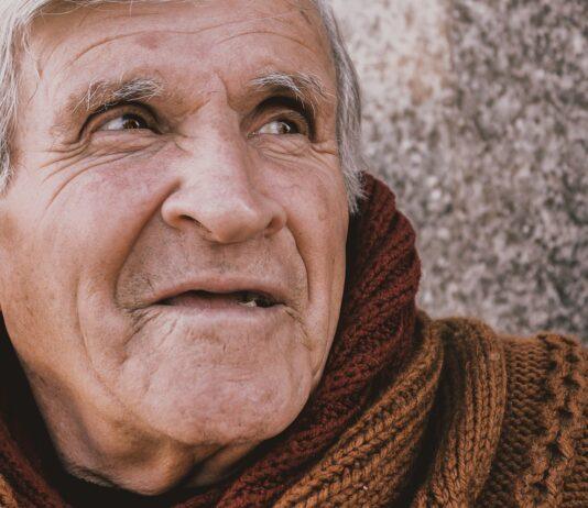 Wsparcie działaniem seniorów 80+ w Rzeszowie. „Świąteczny płomyk życzliwości”