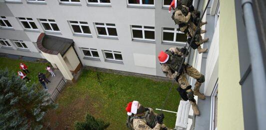 mikolaje-kontrrorysci-mikolaj-robot