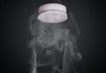 Zatruła się tlenkiem węgla. Uratowała ją czujka, którą usłyszeli sąsiedzi