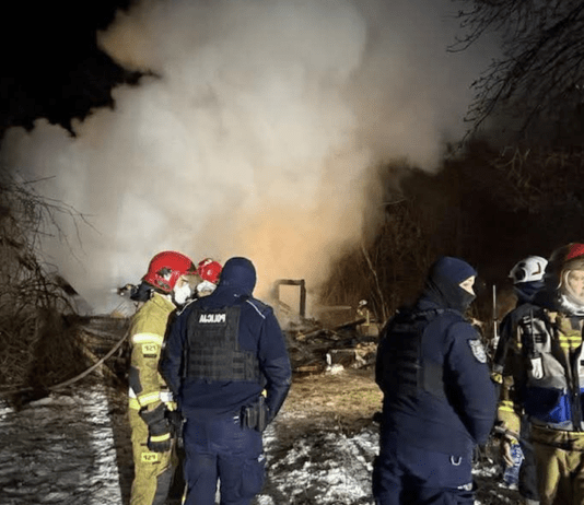 Tragiczny pożar drewnianego domu. Jedna osoba nie żyje ocieka-pozar